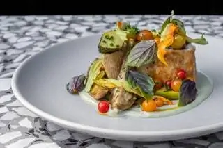 Блюдо из голубого тунца на мраморном столе