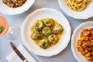 вид сверху на равиоли с креветками и чесночным соусом