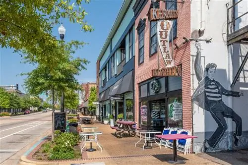 Тупело Миссисипи историческая главная улица в месте рождения Элвиса Пресли Миссисипи США.