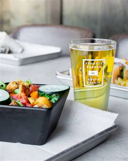 напиток и салат