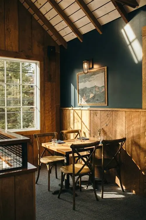 свет струится по деревянному столу и стульям