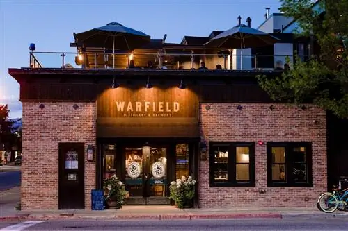 Внешний вид пивоварни Warfield Distillery ночью