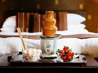 Это изображение может содержать фрукты, клубнику, растительную пищу и фондю.