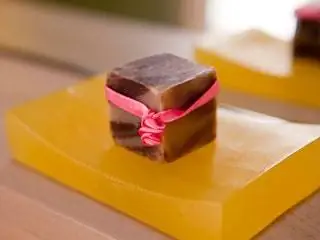Это изображение может содержать мыло, кондитерские изделия, продукты питания и сладости.