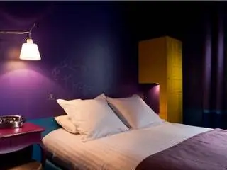 На этом изображении может находиться мебель, спальня, спальня, освещение в помещении, лампа и настольная лампа.