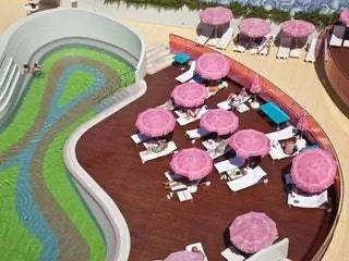 Это изображение может содержать мебель и стол для гостиниц, построенных человеком.