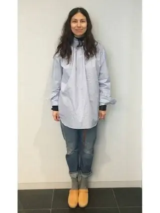 Это изображение может содержать Одежда Одежда Лабораторный халат Халат Человек Обувь и обувь