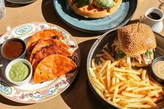 тарелки с едой, вид сверху. Гамбургер. картофель фри. тако