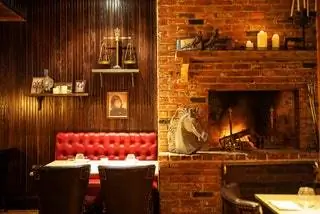 Бранч в ресторане Iron Gate Вашингтон, округ Колумбия, округ Колумбия