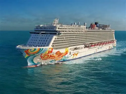 На изображении может находиться транспортное средство транспорт лодка круизный лайнер и корабль