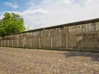 На изображении может находиться дорожка, дорожка, тротуар, тротуар, стена, плитняк, булыжник и кирпич.