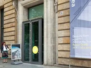 Это изображение может содержать дверь человека и почтовое отделение.