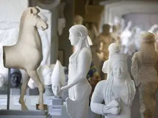 Это изображение может содержать фигурку, манекен, фарфор, художественную керамику, человека и скульптуру.