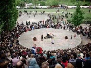 Это изображение может содержать Город Город Центр города Городское здание Архитектура Аудитория Толпа людей и человек