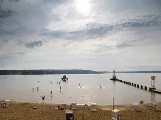 На изображении может находиться водный транспорт Транспортное средство Судно Судно Причал Порт Порт Пристань Человек и человек