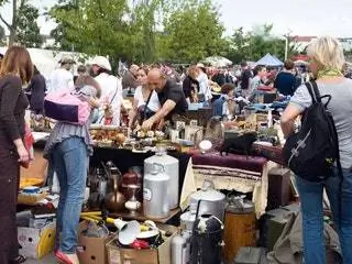 Это изображение может содержать Market Human Person Bazaar Shop Одежда Одежда Брюки и майка