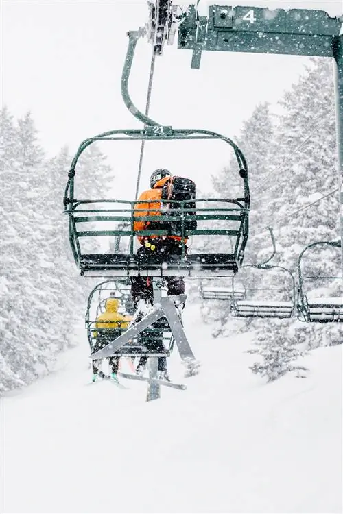 кресельный подъемник. снег