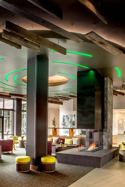 лобби отеля. камин. кушетки. зона отдыха