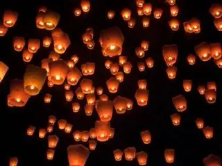 На изображении может находиться свеча, фонарь, освещение, толпа и фестиваль