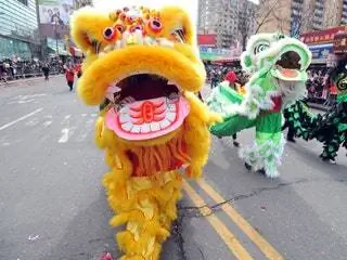 Это изображение может содержать толпу и игрушку на фестивале людей.