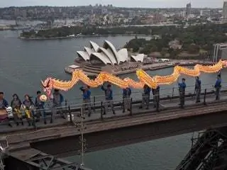 Это изображение может содержать здание Архитектура Животное Динозавр Рептилия Человек и Оперный театр