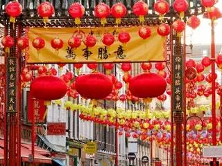 На изображении может находиться праздничная лампа толпы, фонарь, здание, архитектура и люстра