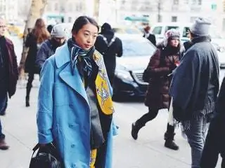 Это изображение может содержать Одежда Одежда Человек Пальто Пальто Пешеходная сумка Аксессуары Сумочка и аксессуар