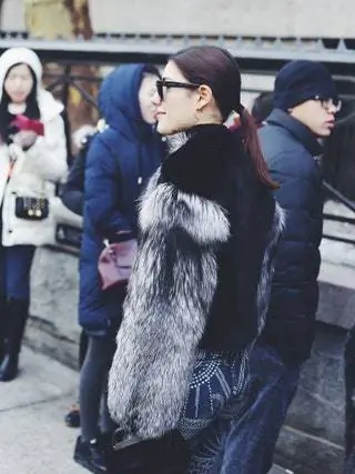 На изображении может находиться одежда Одежда Обувь Человек Солнечные очки Аксессуары Пальто и пальто