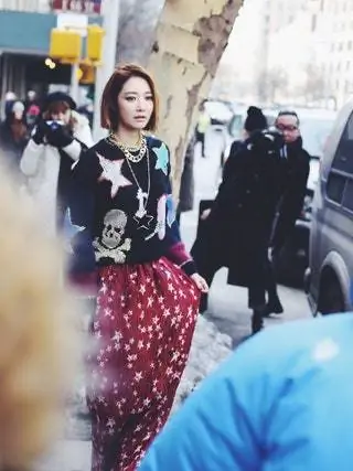 Это изображение может содержать Одежда Одежда Человек Go Joonhee Рукав Автомобиль Транспорт Транспортное средство и автомобиль