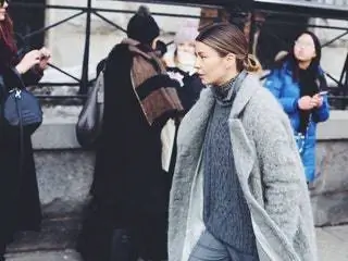 На этом изображении может находиться одежда, одежда, человек, пальто, пальто и длинный рукав.