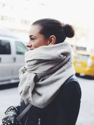 На изображении может находиться одежда Clothing Human Person Transportation Vehicle Car Automobile and Scarf