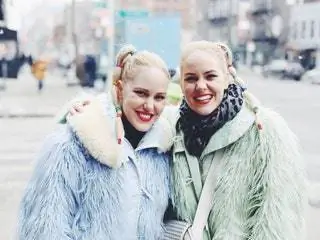 Это изображение может содержать Одежда Одежда Человек Пальто и шарф