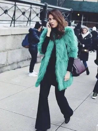 Это изображение может содержать Одежда Одежда Человек Обувь Обувь Пальто Пальто и рукава