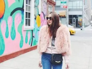 Это изображение может содержать Одежда Одежда Солнцезащитные очки Аксессуары Аксессуары Брюки Человек Джинсы и джинсы