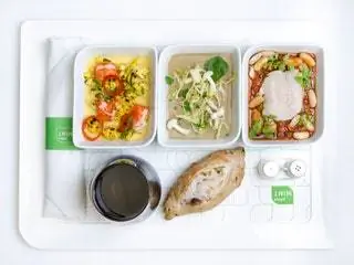 Это изображение может содержать растительную пищу, продукты, хлеб, обед, еду, ростки, лапшу, макароны, овощи и ростки фасоли.