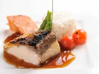 На изображении может находиться растительная пища и бургер