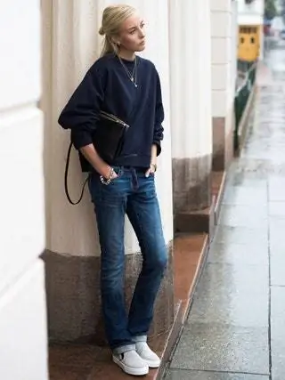 На этом изображении могут находиться брюки, одежда, одежда, джинсы, джинсовая обувь, обувь, человек и рукав.