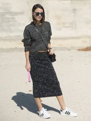 На изображении может находиться одежда, одежда, обувь, обувь, человек, солнцезащитные очки, аксессуары, женский аксессуар и платье.