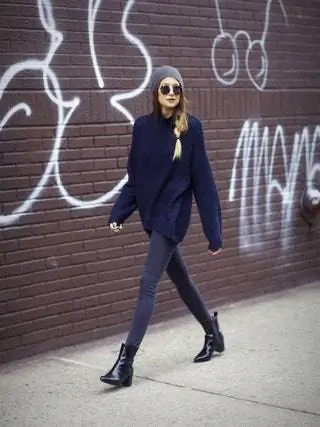 Это изображение может содержать Одежда Одежда Человек Солнцезащитные очки Аксессуары Аксессуары Рукава Обувь и обувь