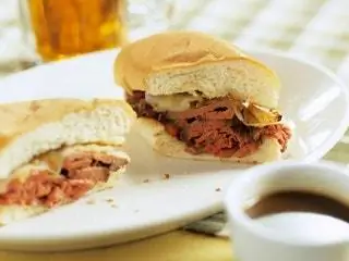 На изображении может находиться Burger Food, сэндвич, хлеб и булочка