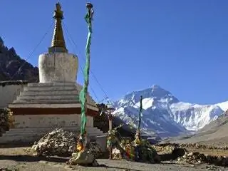 Это изображение может содержать Природа На открытом воздухе Горный хребет Горная архитектура Башня Шпиль Здание Шпиль и Пик