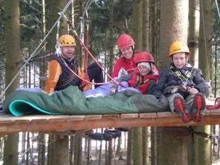 На изображении может находиться шлем, одежда, одежда, человек и человек