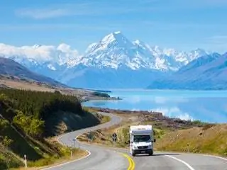 Это изображение может содержать шоссе, шоссе, шоссе, асфальт и асфальт.