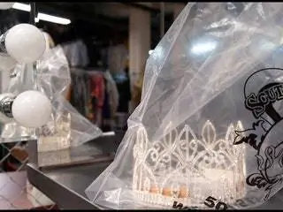 Это изображение может содержать одежду, одежду и кристалл.