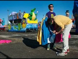 На этом изображении может находиться обувь, одежда, одежда, обувь, человек, солнцезащитные очки, аксессуары, аксессуары и фестиваль.