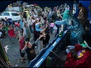 На изображении может находиться человек фестиваль толпы Wyre транспорт автомобиль автомобиль и зрители