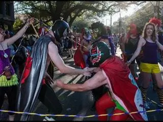 Это изображение может содержать шлем человека, одежду, одежду, фестиваль, костюм толпы, музыкальный инструмент и музыканта.