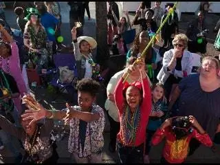 Это изображение может содержать аксессуары и аксессуары для солнцезащитных очков Festival Human Crowd Person.