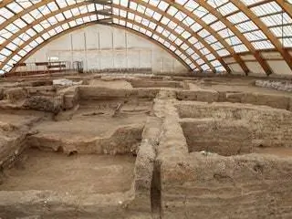 Это изображение может содержать почвенную археологию и строительство.