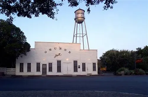 Внешний вид Gruene Hall. белое здание. голубое небо